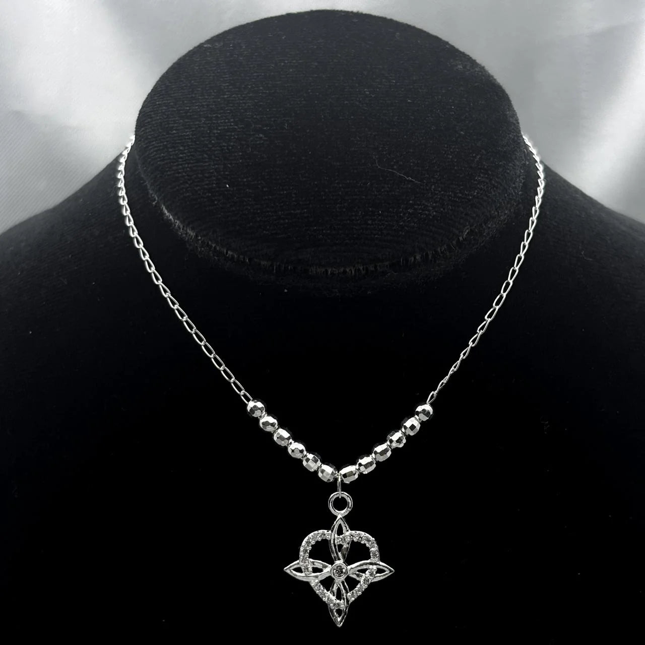 COLLAR CORAZÓN NUDO DE BRUJA