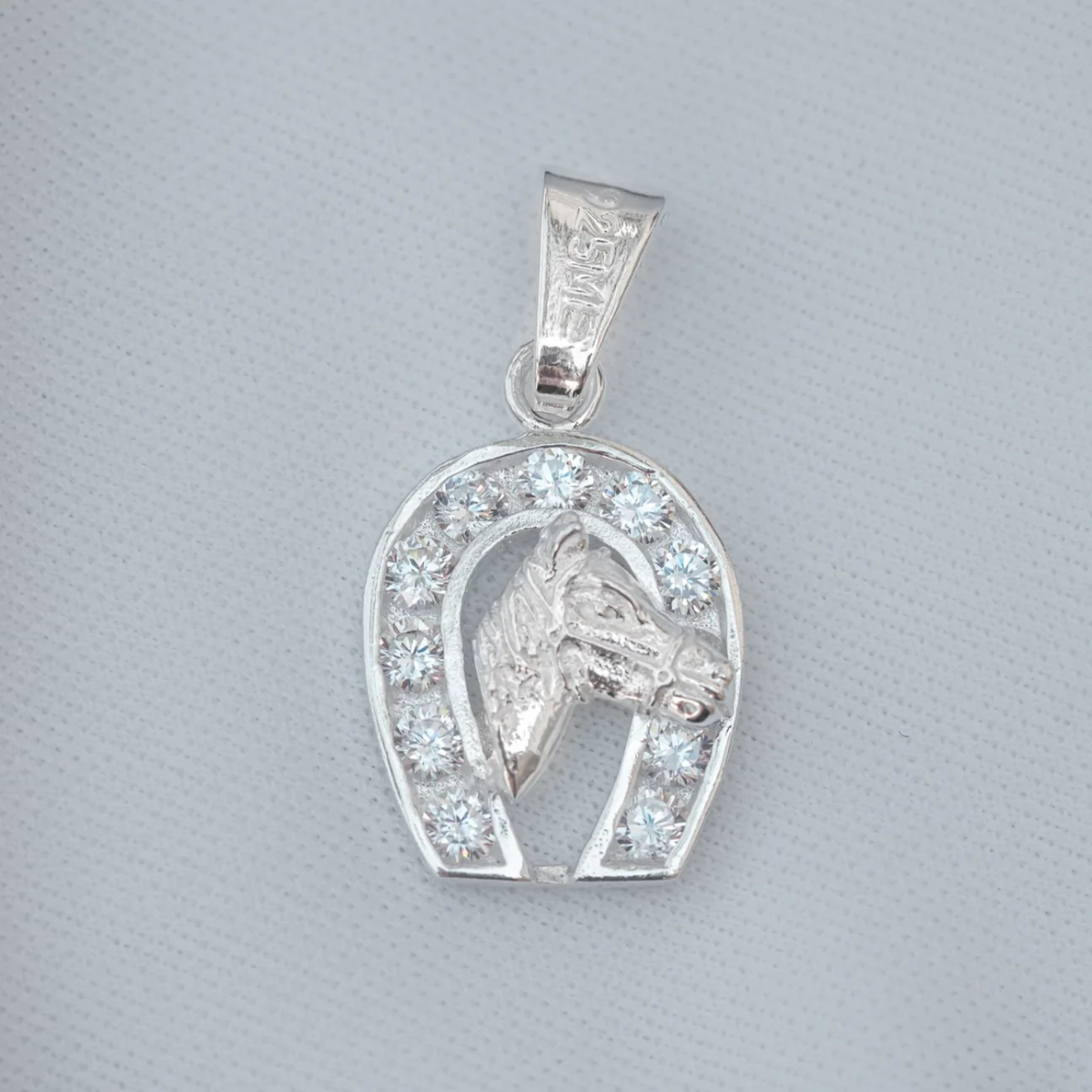 DIJE DE HERRADURA CON CABALLO